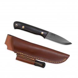 Casström Woodsman kniv i svartek, slida i läder inkl tändstål